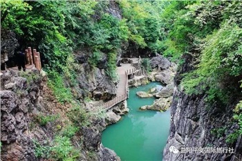 貴州黃果樹(shù)大瀑布、梵凈山、西江千戶苗寨、荔波大小七孔、鎮(zhèn)遠(yuǎn)古城遵義會(huì)議會(huì)址、息烽集中營(yíng)汽車七日游